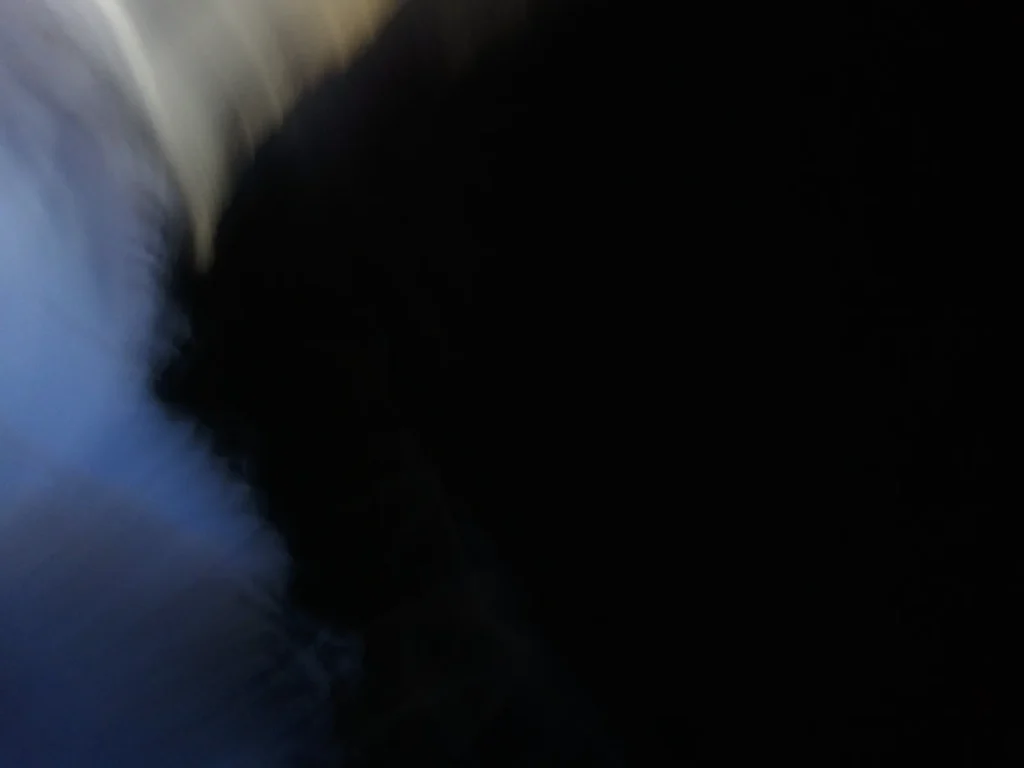 Dunkel 1 – Abstrakte Lichtfotografie von gallery-prints.at